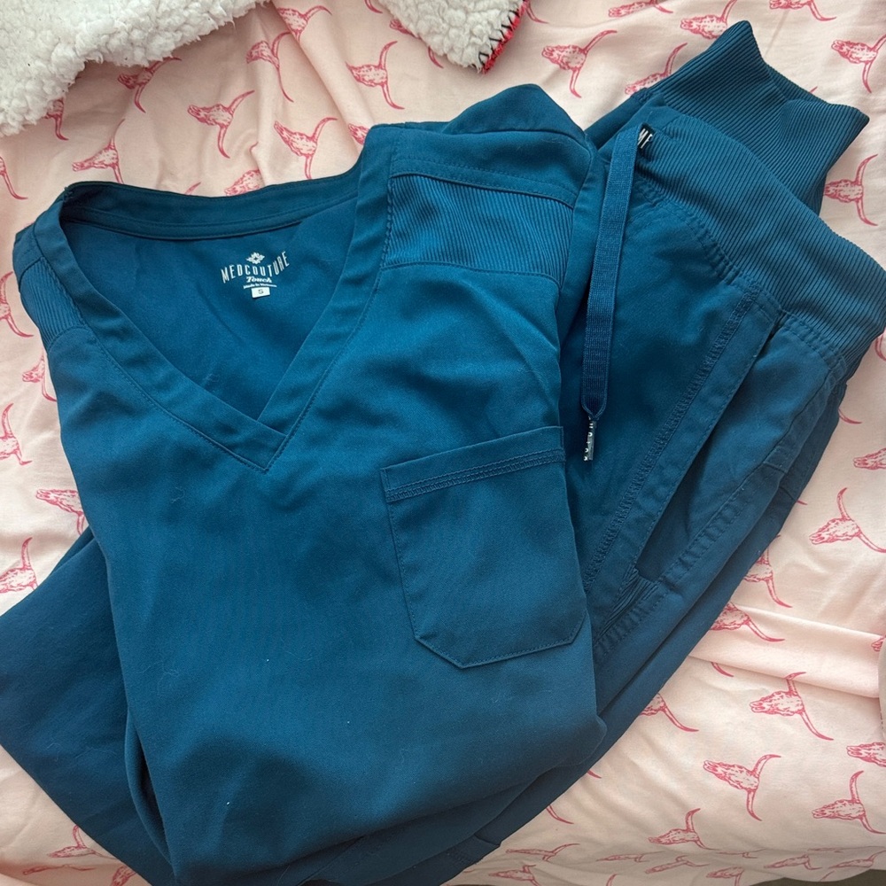 Med Couture Caribbean blue V-Neck Scrub Set